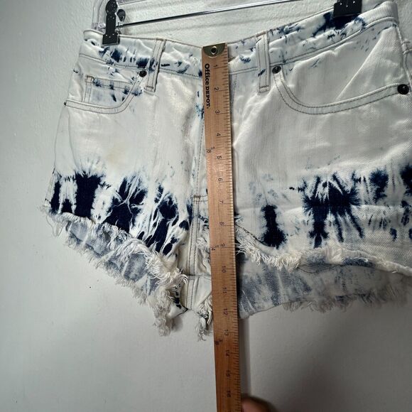 Guess White Bleach Wash Blue Tie-Dye Button Fly Raw Hem Jean Short Shorts 27 - Picture 9 of 10